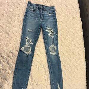 Women’s American Eagle. High rise distressed jegging. Size 6 regular